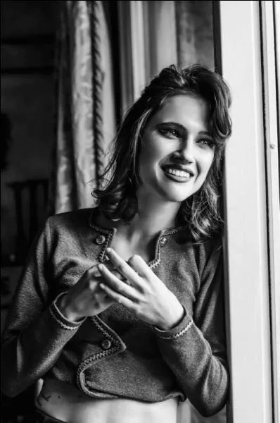 Quels cours a-t-elle suivis depuis son adolescence ?