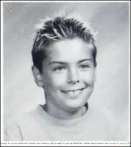 Qui se cache derrière cet enfant ?