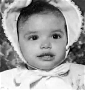 Qui se cache derrière ce bébé ?