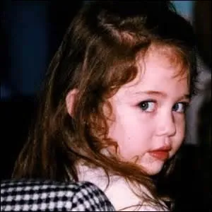 Qui se cache derrière cette enfant ?