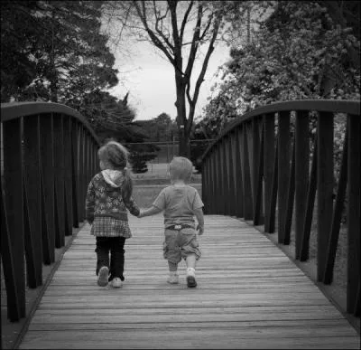 Qui chantait " J'ai bientôt 17 ans avec un coeur tout neuf, toi tu en as 18 et tu en fais 19, c'est ça la chance ! Donne moi ta main, et prends la mienne ..."