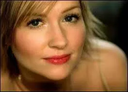 Elle a chanté ''No Freedom'' mais vous la connaissez peut-être plus pour ces deux titres : ''White Flag'' et ''Life for Rent'' . Qui est cette chanteuse ?