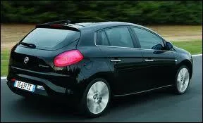 C'est un modèle de chez Fiat, constructeur automobile italien. Comment se nomme cette voiture ?