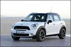 C'est une voiture anglaise de la marque de voitures Mini. Comment se nomme-t-elle ?