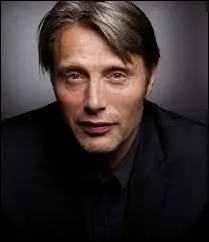 Comment se nomme cet acteur danois vu dans des films tels que "Pusher", "Casino Royale", "Le Choc des Titans" ainsi que dans la récente série "Hannibal" dans laquelle il incarne le terrifiant Dr Lecter ?