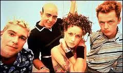 Aqua est un groupe de dance-pop danois qui a connu un énorme succès de la fin des années 90 au début des années 2000, notamment grâce à leur célèbre titre "Barbie Girl". Seule la ravissante chanteuse n'est pas originaire du Danemark. Quelle est sa nationalité ?