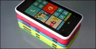 Comment se nomme cette célèbre marque finlandaise spécialisée dans la conception de téléphones mobiles et la télécommunication ?