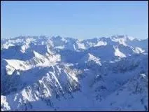 Cette chaîne de montagnes se situe en France, en Espagne et en Andorre. Elle est longue de 430 km et culmine à 3 404 mètres d'altitude. C'est :