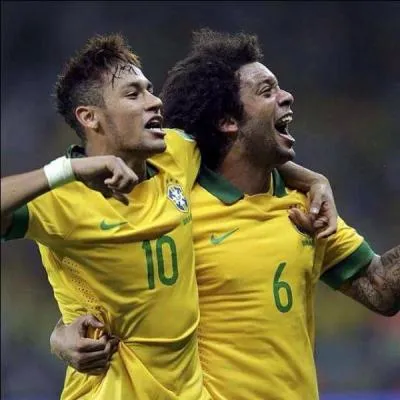 Quel poste occupe-t-il au football ?