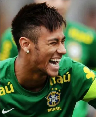 Il est vrai que Neymar est connu pour ses coupes de cheveux fulgurantes ; mais par quoi est-il aussi connu ?