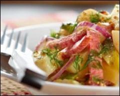 Voici une salade strasbourgeoise à base de pommes de terre. Que va-ton forcément y trouver ?