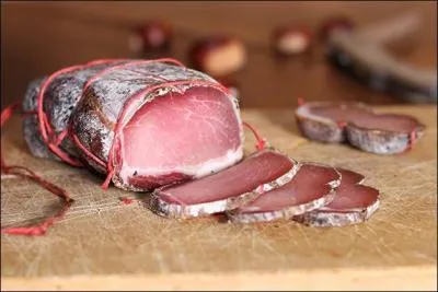 On nous sert une spécialité de charcuterie corse :