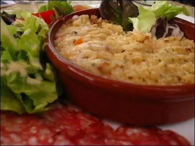 Les amateurs vont se régaler avec le plat du jour à base de fromage du Cantal, pain de seigle rassis et poêlés :