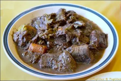 Certains préfèrent le poisson et dégusteront cette sorte de civet préparé avec du vin rouge et le sang du poisson saigné vivant :