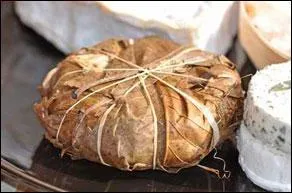 On nous présente un fromage de chèvre, provençal nommé Banon qui a la particularité d'être plié dans des feuilles de ...