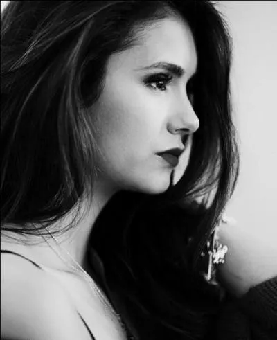 Pourquoi dans la saison 4, Elena décide-t-elle d'éteindre son humanité ?