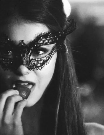 A la fin de la saison 4, Katherine attaque Elena, lui reprochant de ne pas mériter tout ce qu'elle a dans sa vie, comment Elena se défend-elle ?