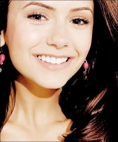 Dans quel épisode sait-on qu'Elena a été adoptée ?