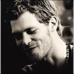 Dans la saison 2, Elena apprend qu'elle est recherchée par Klaus, pourquoi ?