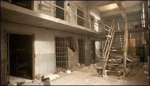 Quand Rick rentre dans la prison, il est dans :