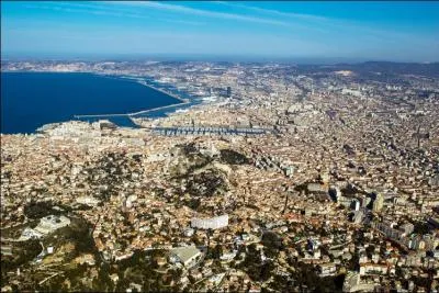 Marseille est la troisième plus grande ville de France :