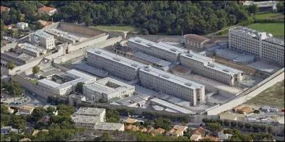 Combien y a-t-il de secteurs et d'arrondissements dans Marseille ?