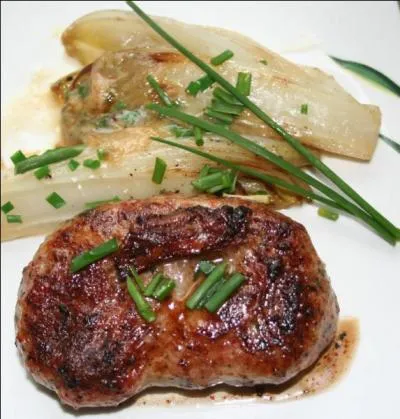 Quelle est cette préparation de viande hâchée enfermée dans une membrane qui est le péritoine du cochon ?