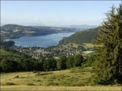 Quel est ce lac d'origine glaciaire situé dans le Département de l'Isère qui a fait l'objet de nombreuses fouilles archéologiques ?