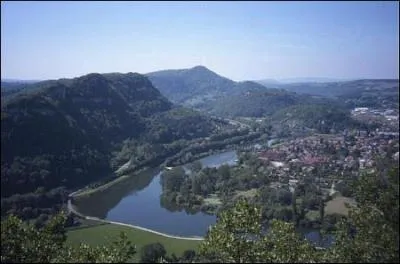 Sur les plateaux de quel massif vous trouvez-vous si vous êtes à Baumes-les-Dames, commune située dans le département du Doubs ?