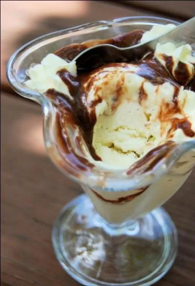 Sous quel nom nous est plus connue la coupe Danemark, dessert à base de glace à la vanille, arrosée de chocolat fondu ?