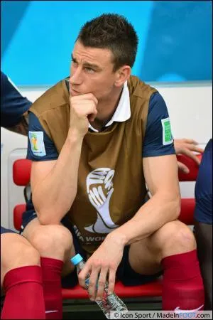 Le n°21 est défenseur, il évolue à Arsenal, il s'agit de...