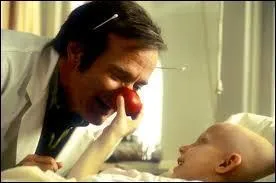 Quel film avec Robin Williams s'inspire de la vie du Docteur Hunter Adams ?