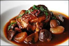 Le vin rouge est le type d'alcool le plus fréquemment utilisé dans la recette du coq au vin. Cependant, il y a une région où l'on utilise aussi du vin jaune pour le préparer. Où est-ce ?