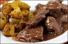 Par tradition, quelle sorte de bière utilise-t-on dans l'élaboration de la carbonnade flamande ?