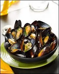 Cette façon de cuisiner les moules avec du beurre, de l'échalote, du poivre, du persil et bien sûr du vin blanc, se nomme :
