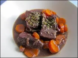 D'après le nom de ce plat bien connu sur la photo, quel vin va-t-on logiquement utiliser pour sa préparation ?