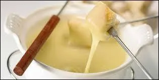 Cuisinée à base de vin blanc, la fondue savoyarde se prépare aussi avec de nombreuses sortes de fromages. Lequel ne rentre pas traditionnellement dans sa composition ?