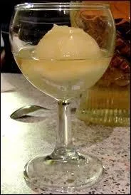 Après toutes ces bonnes choses qui tiennent au corps, il est temps de se faciliter un peu la digestion avant de passer à la suite ! Pour cela, pourquoi pas un petit "trou" normand ou lorrain ? Que met-on généralement dans ce verre en plus de la fameuse eau-de-vie ?