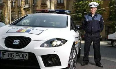 À quel pays cet uniforme de police appartient-il ?