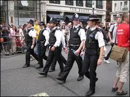 À quel pays cet uniforme de police appartient-il ?