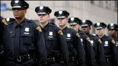 À quel pays cet uniforme de police appartient-il ?