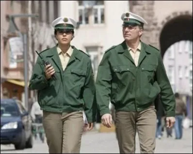 À quel pays cet uniforme de police appartient-il ?