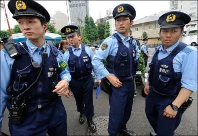 À quel pays cet uniforme de police appartient-il ?