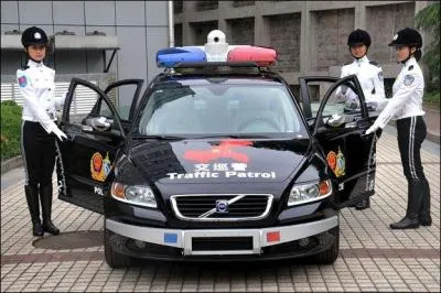 À quel pays cet uniforme de police appartient-il ?