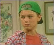 Qui s'est fait connaître grâce à la série "Quoi de neuf docteur ?" au début des années 90 ?