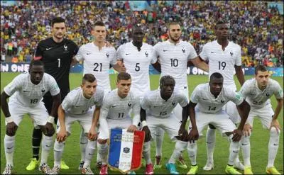 Lors de leur premier match, à quel pays la France a-t-elle été opposée ?
