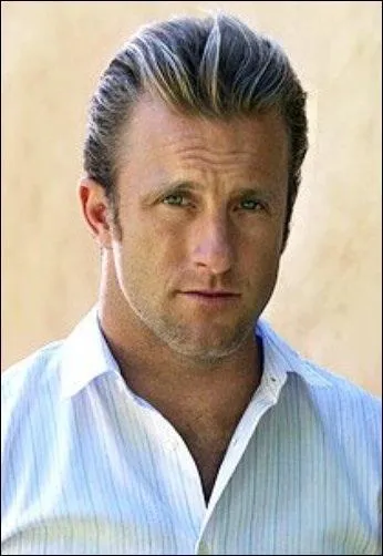 Dans la saison 4 de Hawaii 5-0, quel parent de Danny lui rend visite à Hawaii et lui annonce la mauvaise nouvelle de la rupture du mariage de ses parents ?