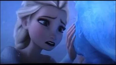 Sur quelle épaule la tresse d'Elsa est-elle posée lorsqu'elle enlace Anna transformée en glace à la fin du film ?