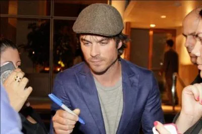 De quelle(s) main(s) écrit-il ?