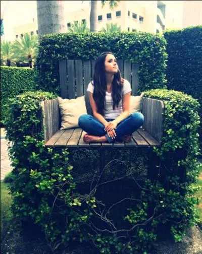 L'adresse de son Twitter est...